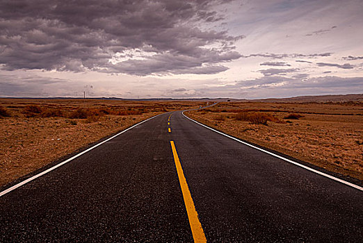 穿越沙漠戈壁的公路