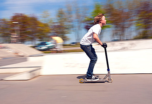 男孩,骑,速度,滑板车