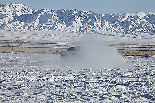 雪地汽车漂移