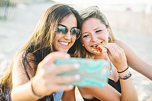 女人,吃,比萨饼,智能手机,拿,微笑