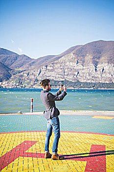 男青年,智能手机,照片,直升机停机坪,布雷西亚,意大利