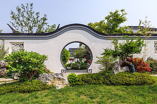 中式园林月门,山东省安丘市齐鲁酒地