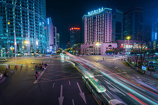 四川成都总府路街口的车辆车流夜景