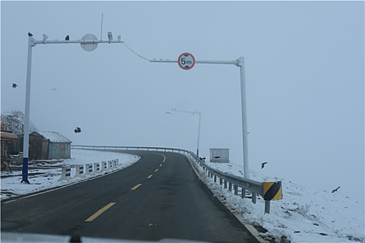 新疆阿勒泰地区山区路上野外风光冬季冬天公路冰天雪地