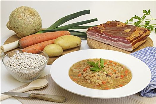 白豆,汤,炖,成分,芹菜,韭葱,土豆,胡萝卜,熏肉