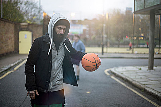 中年,男人,走,街道,弹起,篮球