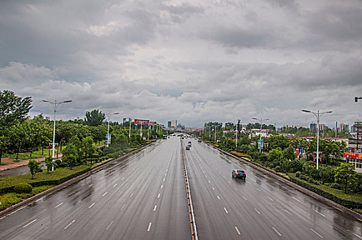 阴雨天城市的公路