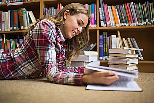 微笑,学生,躺着,图书馆,地面,读