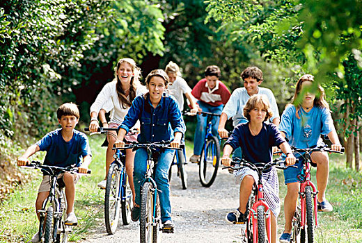 一群孩子,青少年,骑,自行车