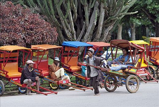 男人,放松,旁侧,明亮,涂绘,人力车,等待,商务,侧面,忙碌,道路,工业,农业,中心,马达加斯加