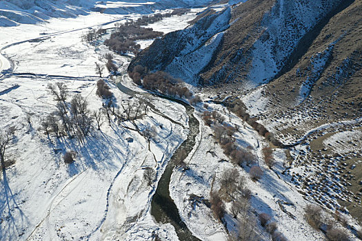 新疆温泉,航拍鄂托克赛尔河谷冬景
