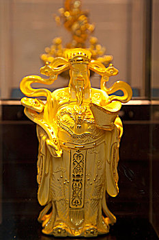黄金雕刻的财神爷形象