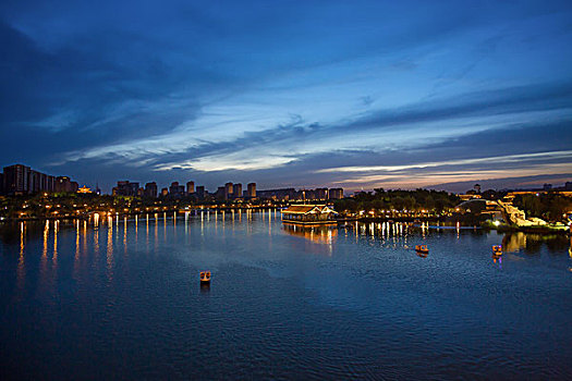 城市湖景