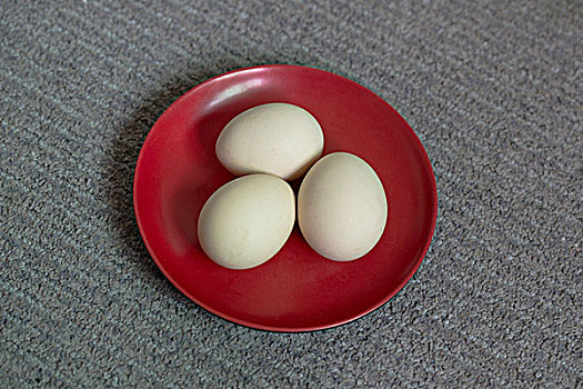 装在盘子里的三个鸡蛋