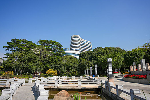 广州生物岛冬天现代化的写字楼和研究基地及宽阔的马路与绿化