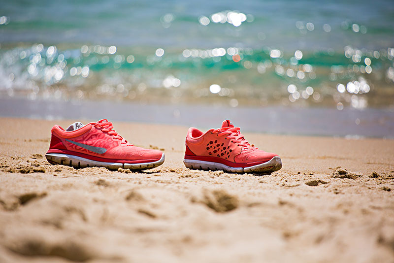 海边的运动鞋