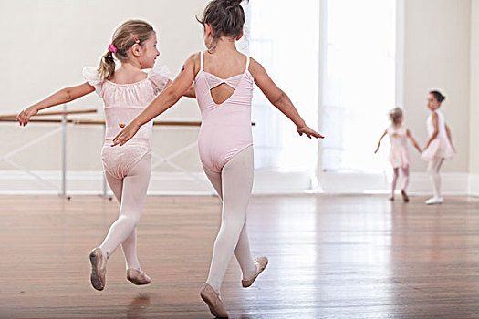 后视图,女孩,练习,跳跃,芭蕾舞学校