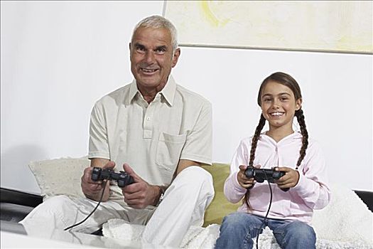 爷爷,孙女,玩电玩