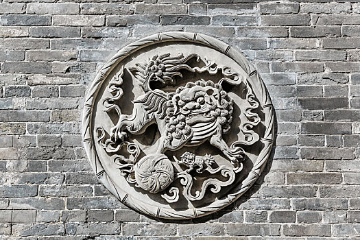 中国山西省平遥古城民居狮子戏绣球砖雕