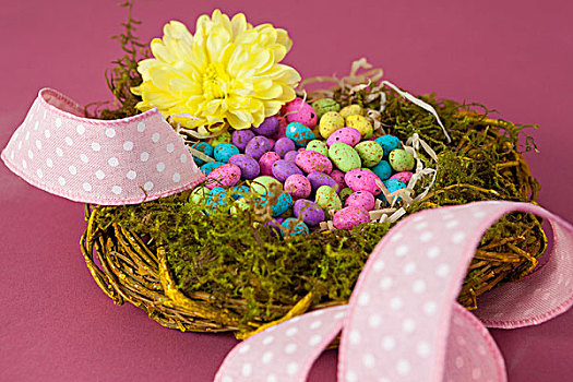 彩色,复活节彩蛋,柳条篮,花,粉色背景