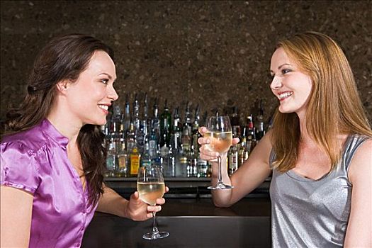 两个女人,喝,酒吧