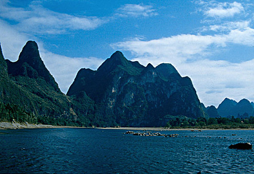 广西桂林漓江烟雨倒影游船九马画山