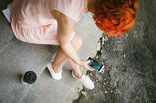 一个,女孩,头像,淡粉色,连衣裙,红色,染发,照相,手机,拍照手机,坐,楼梯,夏天