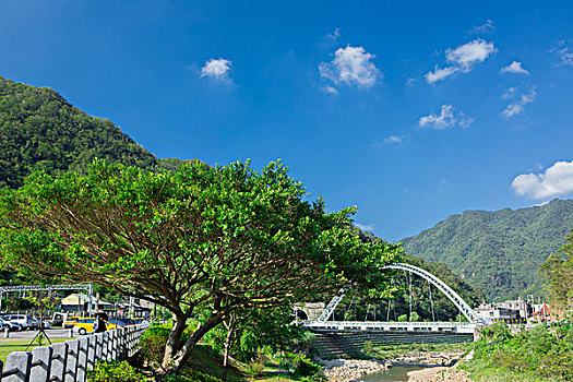 台湾观光景点猴硐猫村,晴朗的好天气,远山绿树白桥小溪