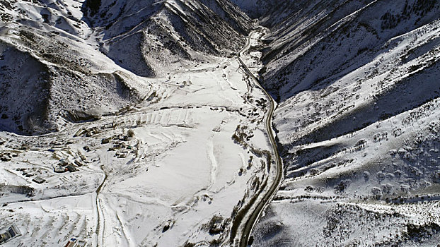 新疆哈密,雪清玉洁天山,蜿蜒公路美景