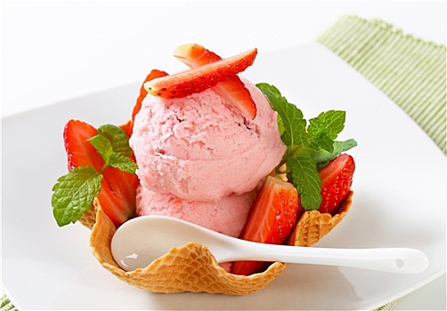 草莓冰激凌,华夫饼,篮子