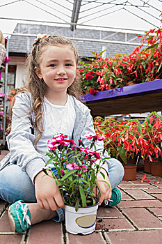 小女孩,坐,小路,拿着,花,花卉商店