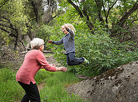 孙子,跳跃,石头,手臂,红杉国家公园,加利福尼亚,美国