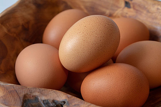 鸡蛋放在木头制的碗里
