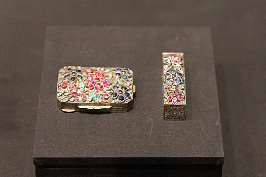 两依藏博物馆藏银,银镀金,绿宝石红宝石蓝宝石粉盒及厨膏盒