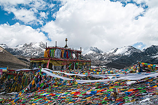 雪山下的藏族经幡