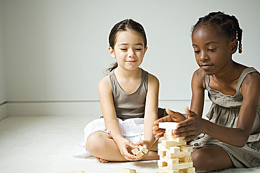 两个女孩,坐在地板上,堆积,积木