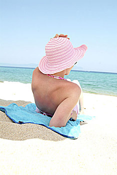 女人,年轻,海滩,卧,人,20-30岁,帽子,太阳帽,头饰,毛巾,暸望,海洋,沙子,沙滩,影子,日光浴,晴朗,休闲,度假,复原,放松,享受