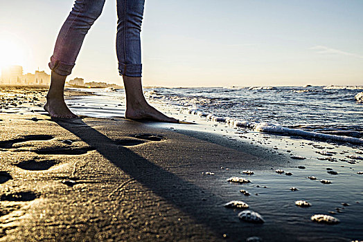 腿,光脚,女人,站立,水边,海滩,艾米利亚-罗马涅大区,意大利
