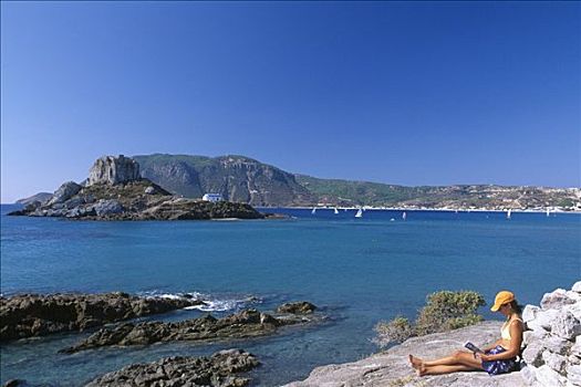 游客,坐,海岸,背影,多德卡尼斯群岛,希腊,欧洲