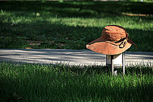 草地上的帽子