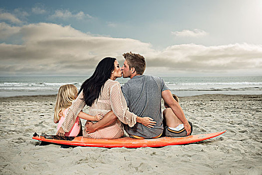 年轻家庭,坐,冲浪板,海滩,父母,吻