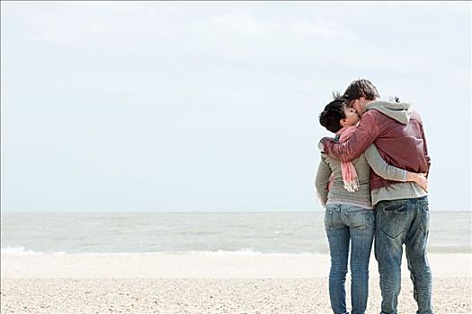 年轻,情侣,吻,海洋