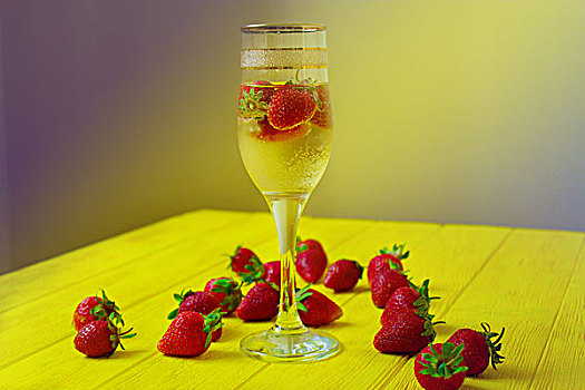 玻璃杯,香槟,草莓
