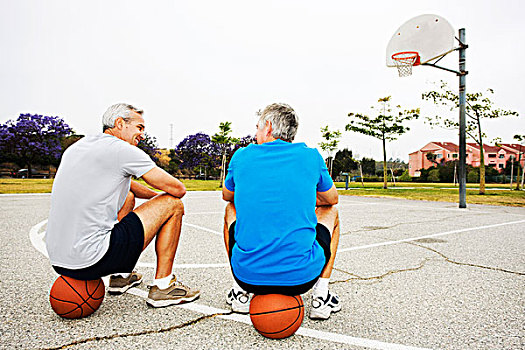 两个男人,坐,篮球,篮球场