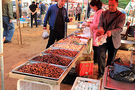 农村大集满满烟火气,水果蔬菜副食百货质优价廉