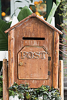 木制邮箱