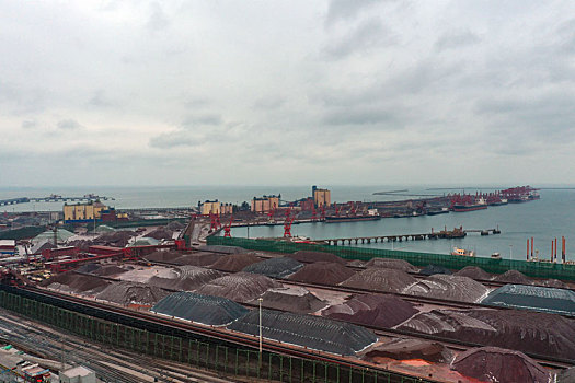 山东省日照市,雪后的港口生产繁忙有序