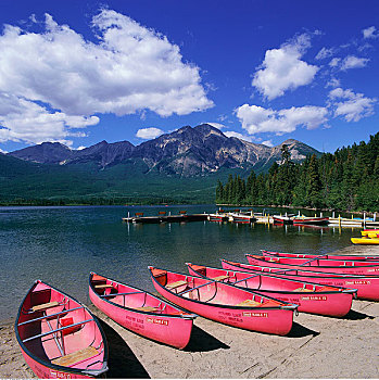 独木舟,岸边,金字塔,湖,碧玉国家公园,加拿大,艾伯塔省