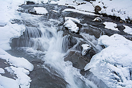 冰天雪地结冰的小溪瀑布