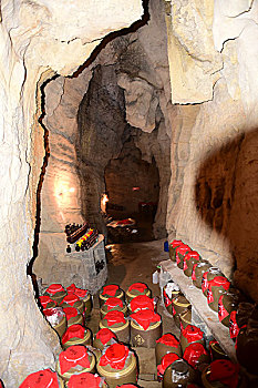 洞穴洞藏白酒